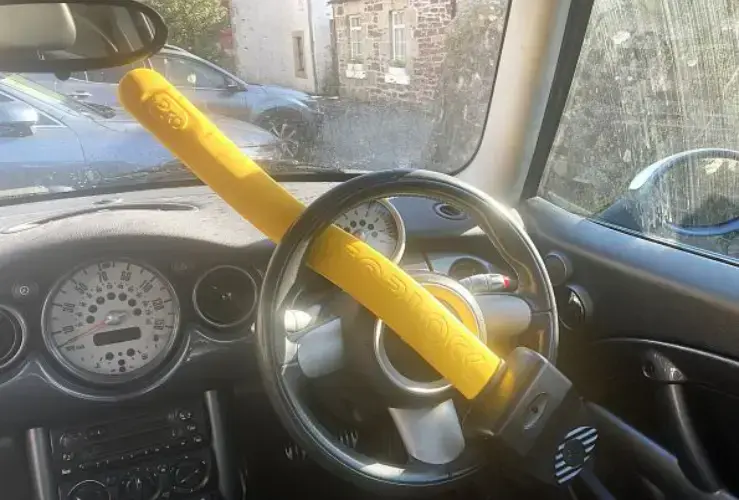 Vehicle steering wheel lock