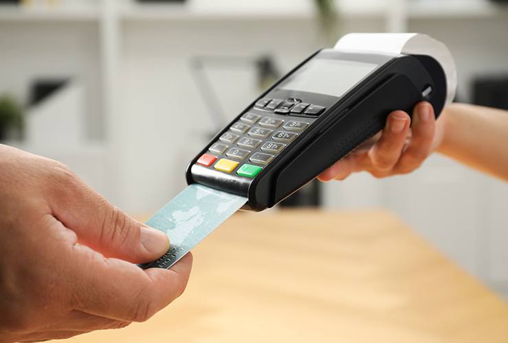 Customer making payment by putting credit card into POS machine