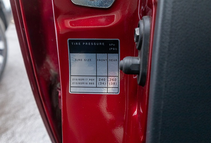 Tyre load infomration sticker for recommended tyre pressures 